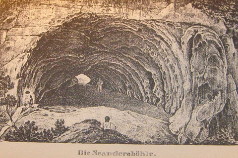 Historische Lithographie in sandfarbenen Tönen, die eine große Öffnung zeigt, welche in den Felsen hineinführt